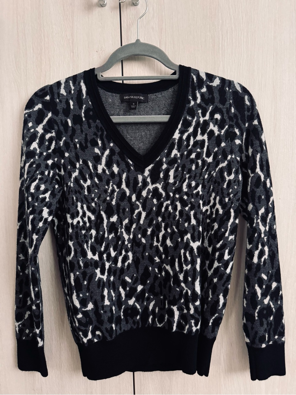 Banana Republic Black Gray White Leopard V-Neck Sweater Sz S